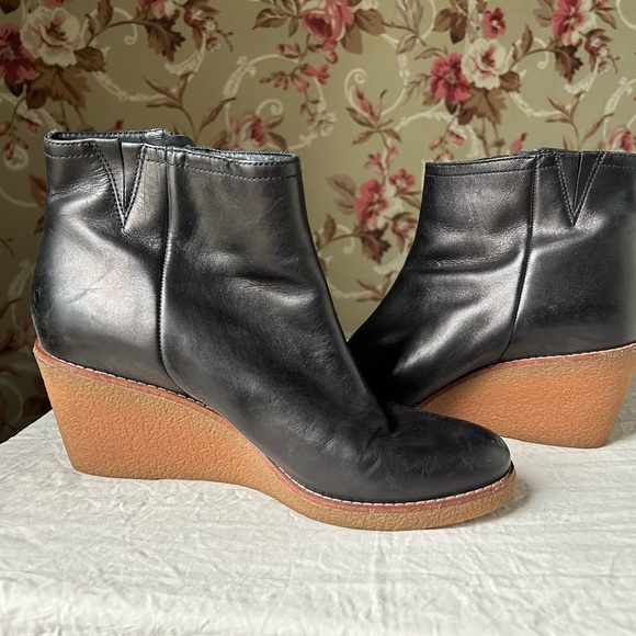 Cole Haan women’s size 10 black leather wedges - Picture 2 of 3